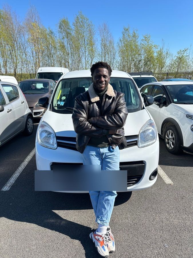 Convoyeur professionnel Alley Hop Car lors d'une prise en charge de véhicule