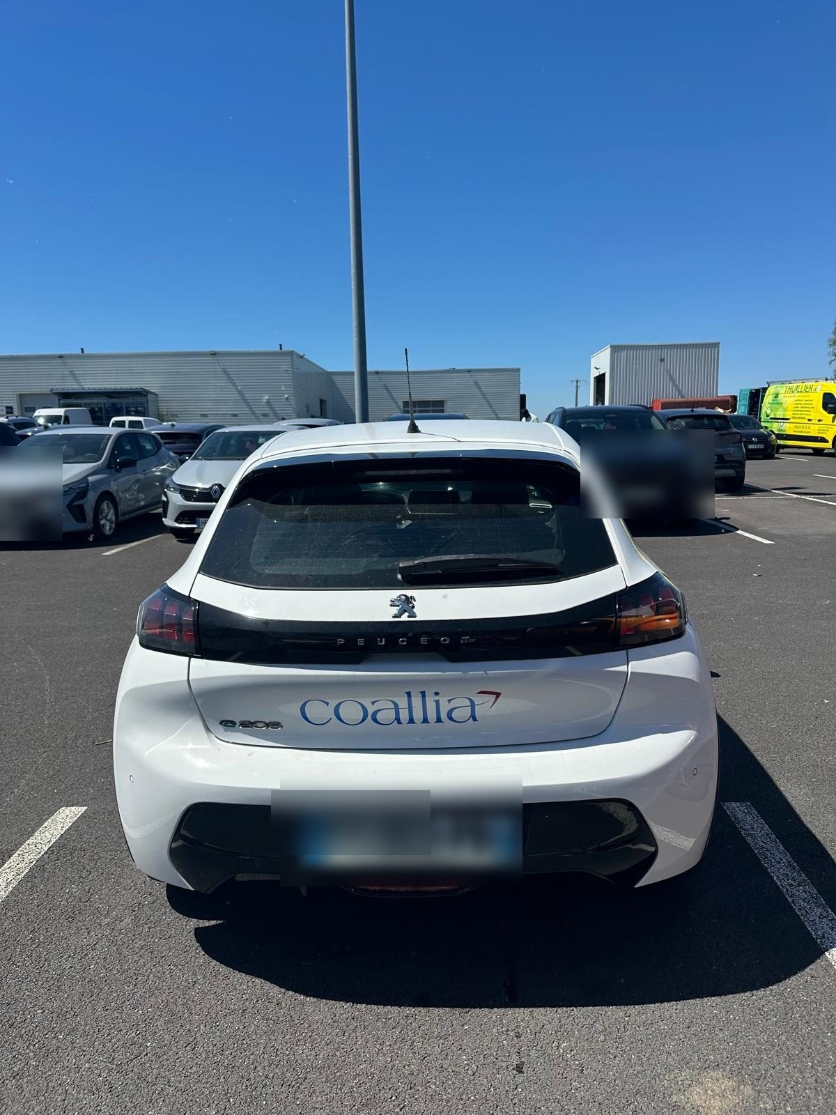 Peugeot e-208 de flotte convoyée par Alley Hop Car